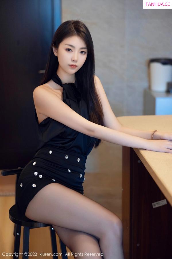 可乐Vicky  [XiuRen]高清写真图 2023.10.19 No.7535 可乐Vicky 黑丝美腿第5张图片